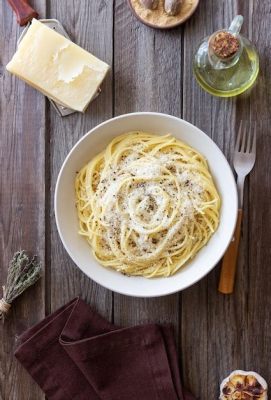  Cacio e Pepe: ¡Una Sinfonía de Queso Romano y Pimienta Negra Fresca en Cada Bocado!