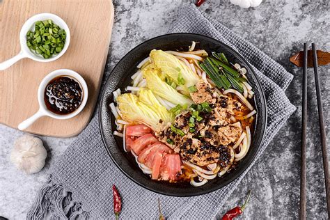  Crossing Flavors and Textures: ¿Has Probado el Sabor Inolvidable del Crossing Bridge Rice Noodles de Kunming?