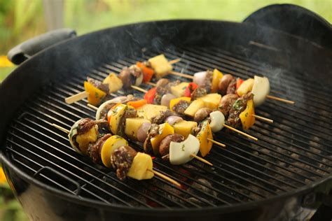  ¡El Suya: Una explosión de especias en un pincho humeante!