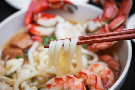  ¿Sabías que la sopa de fideos de camarones y cangrejo real te transporta directamente a las costas de Langfang con su intenso sabor marino?