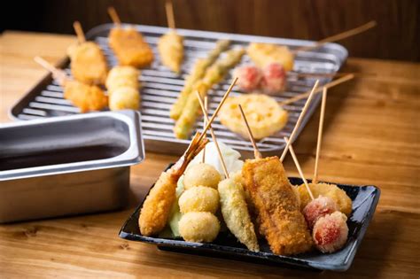  ¡Sumérgete en el sabor explosivo del Kushikatsu de Osaka! Una delicia crujiente y jugosa que te hará vibrar con placer gastronómico.