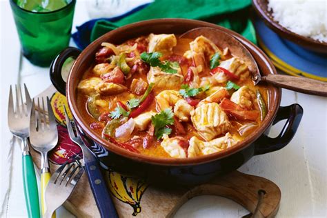   Moqueca de Peixe: ¡Una explosión tropical de sabores frescos y cremosos en la costa brasileña!