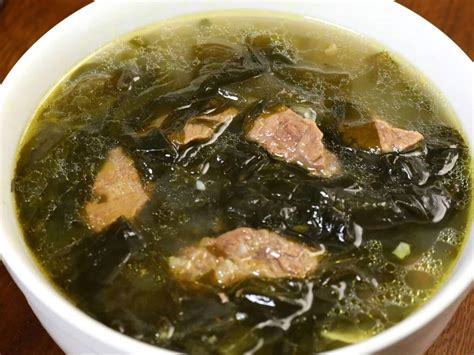  ¿Sopa de Algas Marinas: Un manjar marino ligero y refrescante que te transportará a las costas de Zhenjiang?