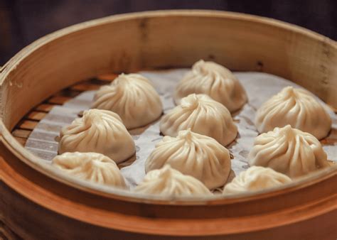 ¡Degusta los Xiaolongbao: Una explosión de sabor umami que se desliza suavemente en tu paladar!